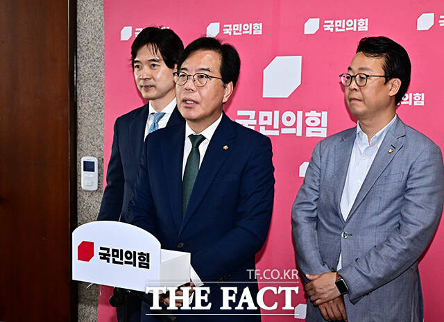 국민의힘이 9일 당 현역 의원들을 겨냥한 특별검사팀 수사에 대응하기 위한 기구를 만들기로 했다./배정한 기자