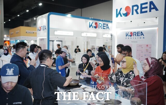 aT가 말레이시아에서 열린 국제식품박람회에 참가해 한국관을 운영하고 있다./aT