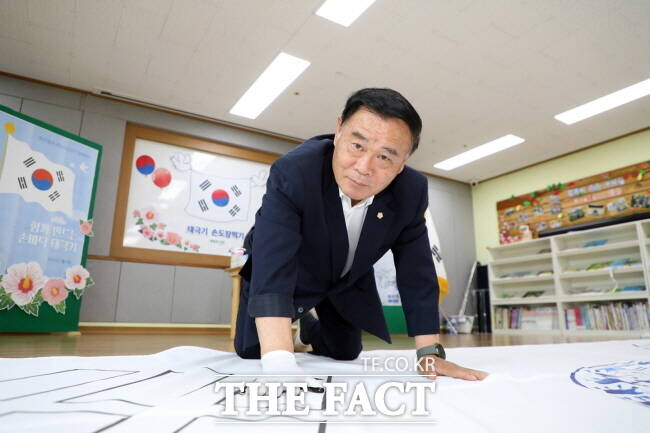 광복 80주년 기념 태극기 손도장 찍기 행사에 참석한 이재식 수원시의회 의장./수원시의회