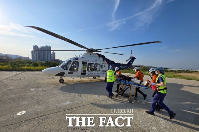 닥터헬기가 응급환자를 의료진 등에게 인수 또는 인계하기 위해 사전에 선정한 지점(인계점)에서 응급 이송이 이뤄지고 있다./경기도