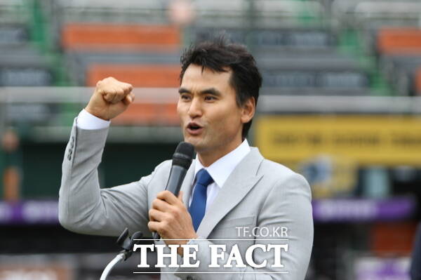 코리안 특급 박찬호가 팀61을 중심으로 7000만 달러(한화 약 963억원) 규모의 펀드를 조성해 메이저리그 구단 애슬레틱스에 투자할 것으로 알려져 화제가 되고 있다. 사진은 2024년 제10회 박찬호배 전국리틀야구대회 개막식에서 격려사를 하는 장면./더팩트 DB