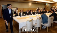  산업안전 종합대책 TF회의 참석하는 권창준 고용노동부 장관 직무대행 [포토]
