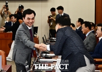  국민의힘 의원들과 인사하는 안규백 국방부 장관 후보자 [포토]