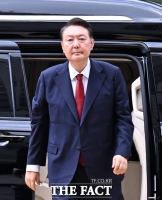  '붉은 넥타이, 옅은 미소에 침묵' 구속 기로 선 윤석열 [TF사진관]