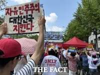  '윤석열 구속심사' 서초동 긴장 고조…폭염에도 지지자들 집결