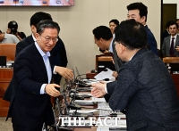  국민의힘 의원들과 인사하는 정성호 법무부 장관 후보자 [포토]