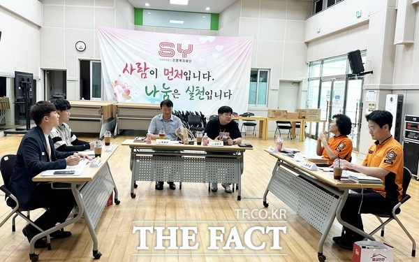 대덕구노인종합복지관이 대덕소방서와 9일 응급안전안심서비스 대상자의 위기 상황에 대한 대응 체계를 강화하기 위해 실무 간담회를 가졌다./대덕구노인종합복지관