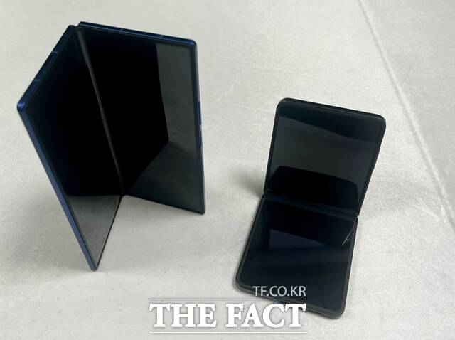 삼성전자가 10일 서울 중구 삼성전자 기자실에서 미디어 브리핑을 열고 갤럭시 Z 폴드7(왼쪽)과 갤럭시 Z 플립7을 선보였다. /조소현 기자