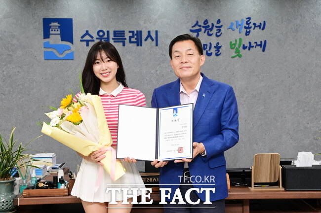 이재준 수원시장이 10일 시청 집무실에서 안지현 치어리더와 기념촬영을 하고 있다./수원시