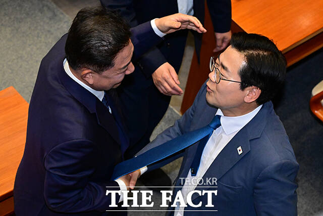 이날 열린 본회의에서 김병기 더불어민주당 대표 직무대행 겸 원내대표와 당권 주자인 박찬대 의원이 반갑게 인사를 나누고 있다.