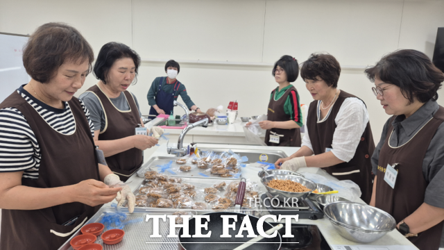 디저트 개발교육에 참여한 수강생들이 지역 특산물을 활용해 디저트를 만들고 있다./순천시