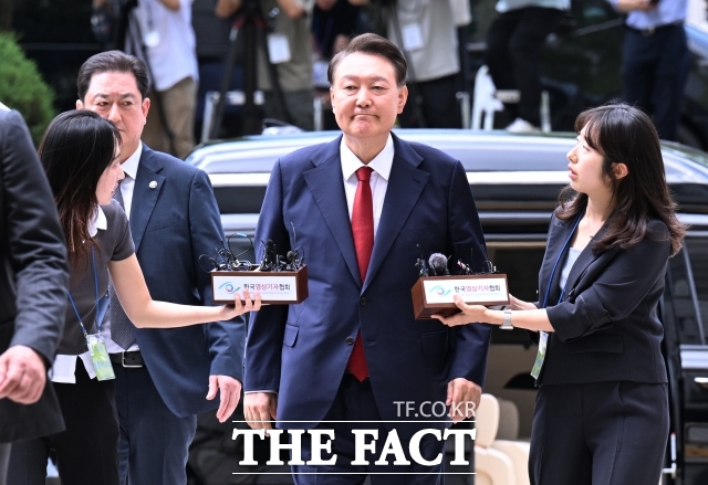 윤석열 전 대통령이 9일 오후 서울 서초구 서울중앙지방법원에서 열린 구속영장실질심사에 출석하고 있다. /사진공동취재단