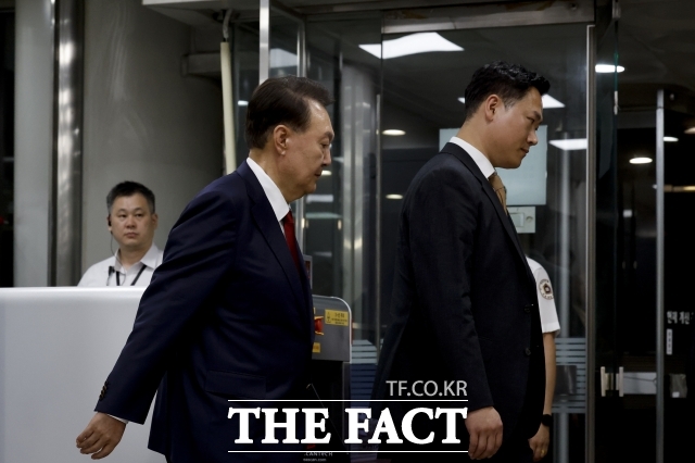 12.3 비상계엄 사태 관련 내란 혐의를 받는 윤석열 전 대통령이 9일 서울 서초구 서울중앙지방법원에서 구속 전 피의자 심문(영장실질심사)을 마치고 대기 장소인 서울구치소로 이동하고 있다. 2025.07.09 사진공동취재단