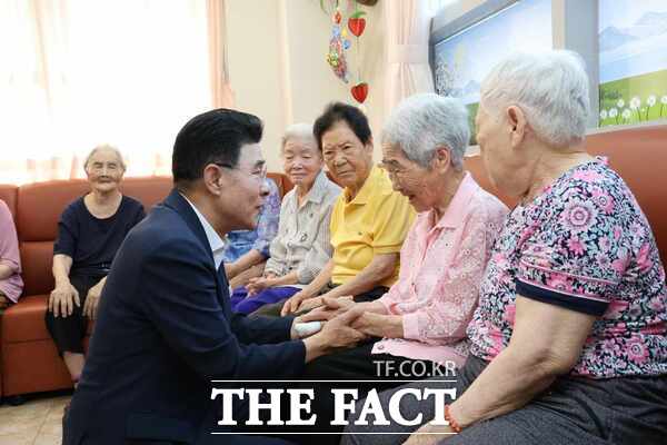이응우 계룡시장이 10일 관내 노인 의료복지시설을 방문해 어르신들과 인사를 나누고 있다. /계룡시