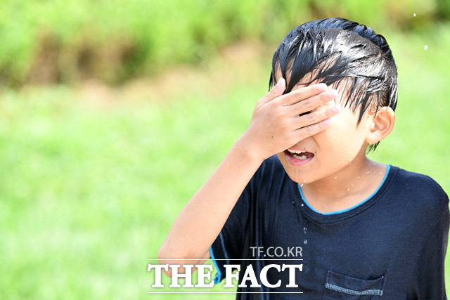 10일 기상청에 따르면 지난 8일 수도권을 중심으로 경기 광명 40.2도, 서울 37.8도의 최고기온을 기록한 가운데 주말인 13일부터는 고기압이 약해지면서 다량의 수증기를 동반한 무더위가 찾아오겠다. /임세준 기자