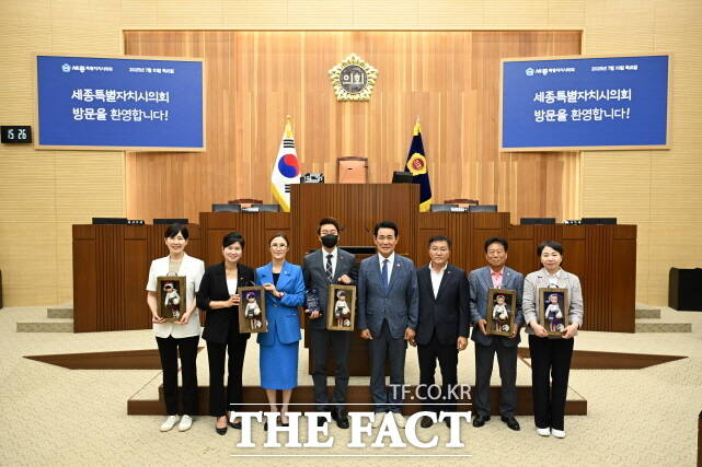 세종시의회가 10일 본회의장에서 제주도의회 방문단과 기념촬영을 하고 있다. /세종시의회