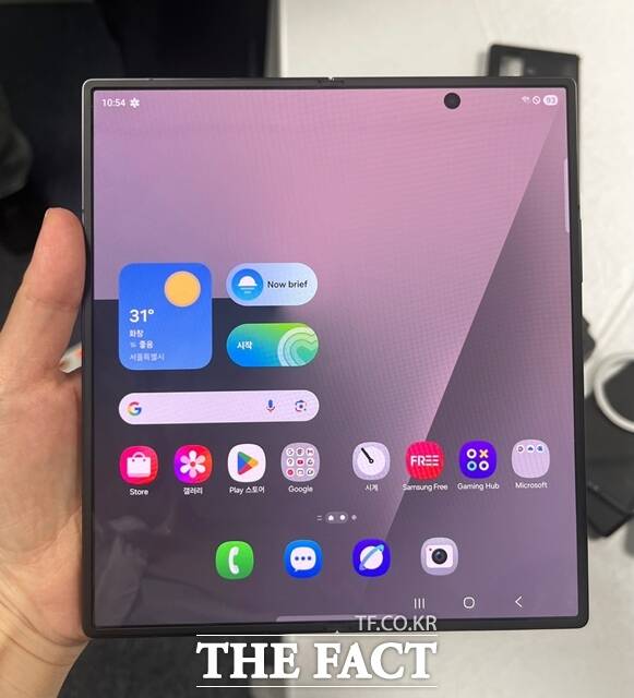 갤럭시 Z 폴드7의 대화면은 태블릿 같다는 표현이 과하지 않을 정도였다. 전작에서는 두 화면의 경계나 중심부의 주름이 어색하게 느껴졌다면, 이번 제품은 평평하고 단정한 화면 구성이 인상적이었다. /조소현 기자