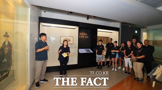 미국 벌링턴시 방문단이 과천 추사박물관에서 기획전을 관람하고 있다./과천시