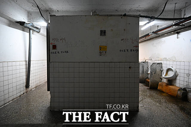 각 세대별로 독립해서 있어야 할 화장실이 공용으로 설치되어 있다. 왼쪽은 여자 화장실, 오른쪽은 남자 화장실이다.