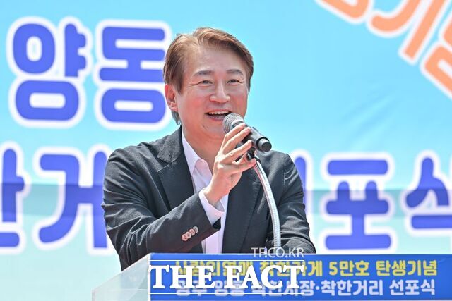 김이강 서구청장이 광주1호 착한시장·착한거리 선포식에서 기념사를 하고 있다./광주 서구