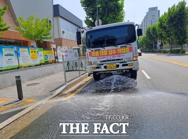 대전 서구는 폭염 특보가 발효된 6월 말부터 폭염 대응 체계에 돌입했다. 사진은 대전 서구 살수차 운행 장면./대전 서구