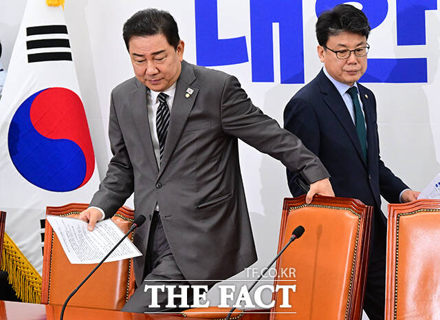 더불어민주당이 10일 윤석열 전 대통령의 재구속을 두고 이제는 철저한 수사와 단죄의 시간이라며 하루 빨리 내란 수괴와 그 일당들에게 법정 최고형을 내려야 한다고 강조했다. 김병기 더불어민주당 대표 직무대행 겸 원내대표와 진성준 정책위의장이 8일 오전 서울 여의도 국회에서 열린 원내대책회의에 참석하고 있는 모습./국회=남윤호 기자