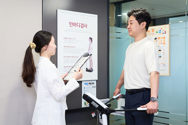 여름맞이 몸짱이벤트에 참여한 SK네트웍스 구성원이 인바디 검사를 진행하고 있다. /SK네트웍스