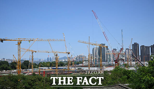 12일 오후 서울 서초구 반포동에서 현대건설이 시공 중인 반포 디에이치 클래스트 아파트 공사가 진행되고 있다. /박헌우 기자