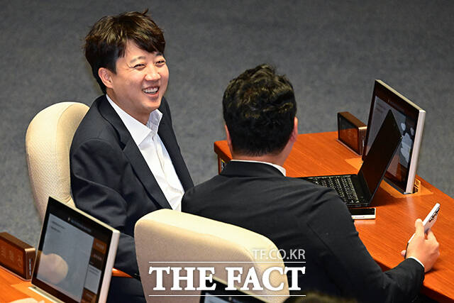 본회의에서 이준석 개혁신당 의원이 천하람 원내대표와 웃으며 대화를 나누고 있다. 이날 개혁신당이 발표한 당대표 후보 등록 현황에 이름을 올린 건 이준석 후보가 유일하다.