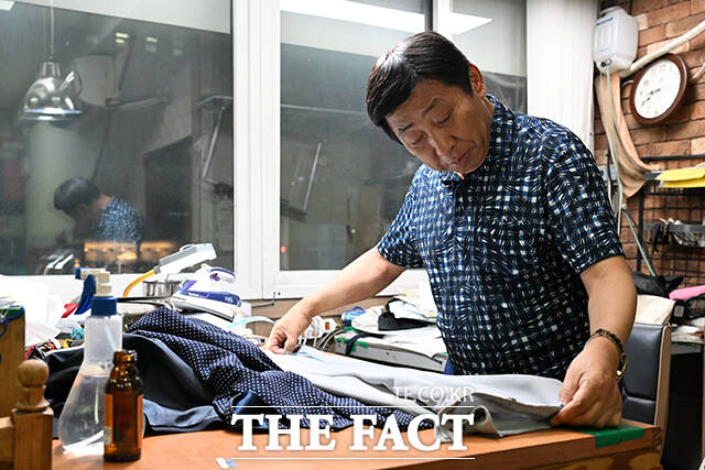 좌원상가아파트 2층에서 양복점을 운영하고 있는 이강현 가재울9(좌원상가) 도시정비형 재개발사업 주민 대표회의 위원장.