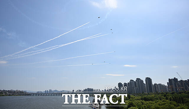 공군 특수비행팀 블랙이글스가 10일 오전 서울 서초구 세빛섬 일대 상공에서 제1회 방위산업의 날 에어쇼를 위한 사전훈련을 하고 있다. /박헌우 기자