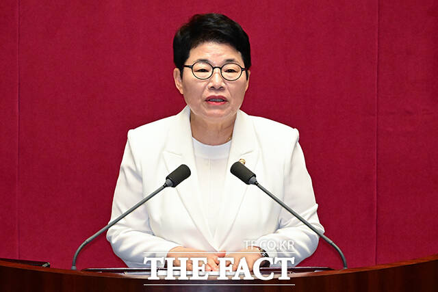 이날 임이자 의원은 송언석 국회 기획재정위원장의 사임에 따라 치러진 보궐선거에서 당선돼 위원장직을 이어받게 됐다. 사진은 당선 인사하는 임이자 의원.