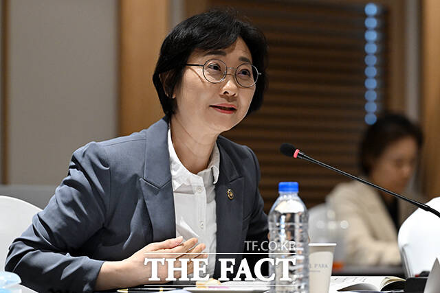 이스란 보건복지부 제1차관이의료급여제도 시민단체 집담회에 모두 발언을 하고 있다.