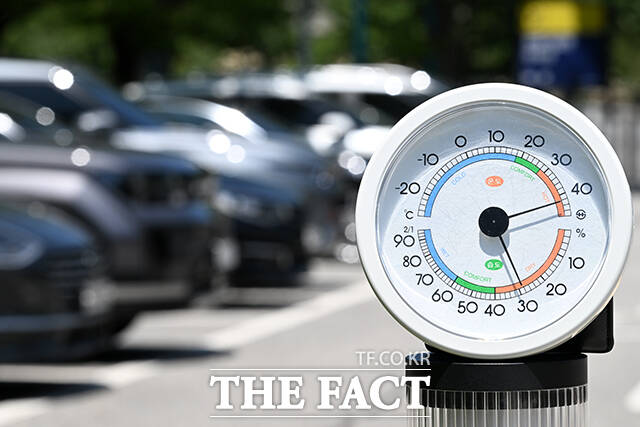 전국택배노동조합(택배노조)은 7월 들어 야외 작업을 하던 택배 현장에서 3명이 사망했다고 10일 밝혔다. 전국 대부분 지역에 폭염특보가 발효된 10일 오전 서울 용산구 전쟁기념관 내 야외주차장에 놓인 온도계가 지열에 의해 40도를 넘기고 있다. /서예원 기자