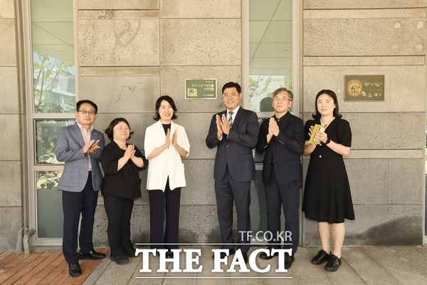 한밭수목원이 지난 9일 국가희귀·특산식물 보전기관 지정에 따른 현판식을 갖고 있다. 왼쪽부터 송재용 한밭수목원 식물자원과장, 정찬희 한밭수목원 수목원운영과장, 박성림 한밭수목원장, 임영석 국립수목원장, 신현탁 국립수목원 산림생물보전연구과장, 권혜진 국립수목원 산림생물보전연구과 연구관./대전시