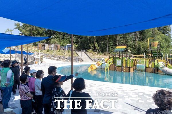 최충규 대전 대덕구청장(사진 오른쪽 네 번째)이 오는 12일 도시공원 물놀이장 개장에 앞서 10일 오정근린공원 물놀이장 현장을 방문해 점검하고 있다./대덕구