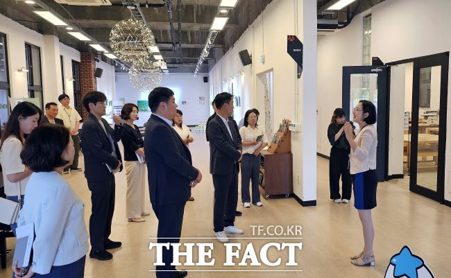 청주시의회 청년정책연구회가 시흥시 청년공간을 탐방하고 있다./시흥시