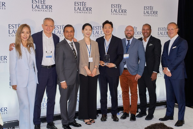 코스맥스가 에스티 로더 컴퍼니즈가 꼽은 최고 품질 부문 우수 파트너사로 선정됐다. /코스맥스