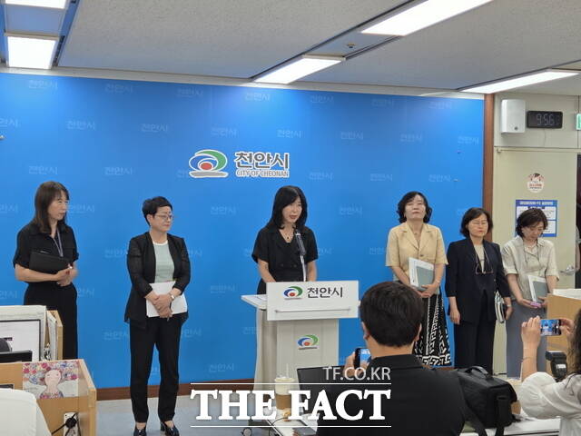 10일 윤은미 천안시 복지정책국장이 천안시청 브리핑실에서 ‘돌봄 취약계층 지원 종합대책’을 설명하고 있다./정효기 기자