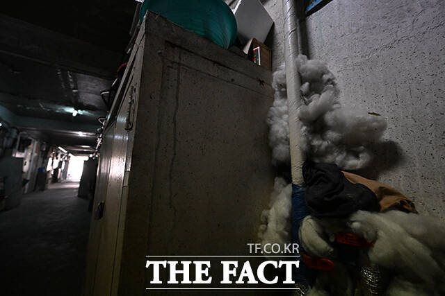 동파 방지를 위해 수도관이 천과 솜으로 감아져 있다.