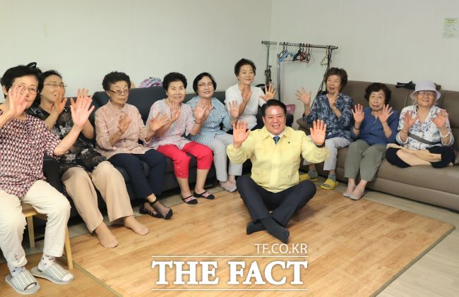 최대호 안양시장이 10일 관내 경로당을 방문해 폭염 관련 노인들의 애로를 청취했다./안양시