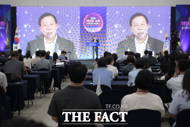 최민호 세종시장이 10일 정부세종컨벤션센터에서 열란 ‘2025 핵테온 세종’을 통해 인삿말을 하고 있다. /세종시
