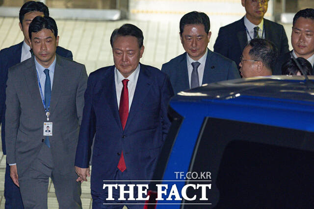 윤석열 전 대통령이 9일 서울 서초구 서울중앙지방법원에서 열린 2차 구속 전 피의자 심문(영장실질심사)을 마친 뒤 서울구치소로 향하고 있다. 2025.07.09 사진공동취재단