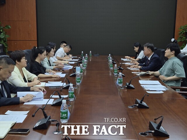 금산군(오른쪽)이 중국 하이난성 싼야시를 공식 방문해 인삼 등 농특산물 교류 강화를 위한 협의를 진행하고 있다. /금산군