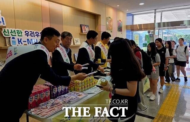 정해웅 충남세종농협 본부장(왼쪽 첫 번째)이 공주여자중학교 학생들에게 아침밥을 나눠 주고 있다. /충남세종농협