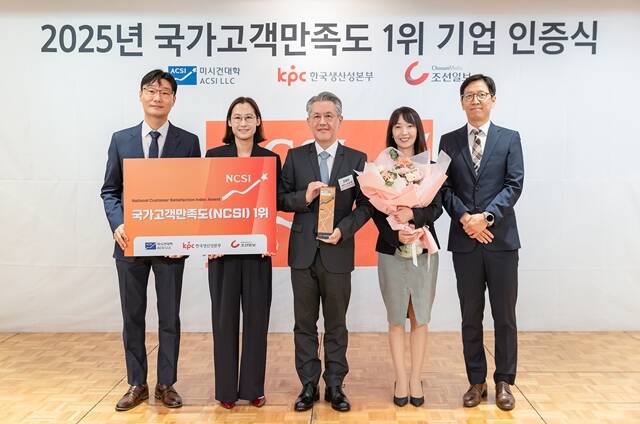 서장원 코웨이 대표이사(가운데), 이용준 코웨이 고객품질본부장(왼쪽에서 첫 번째) 등 코웨이 관계자들이 지난 9일 서울 중구 롯데호텔에서 진행된 2025 국가고객만족도 조사 시상식에서 기념 촬영을 하고 있다. /코웨이