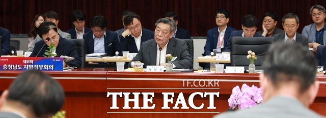 충남도청에서 9일 열린 제8회 충청남도 지방정부회의에서 가세로 태안군수(가운데)가 안면도 광광지구 개발 사업 초속 추진을 건의 하고 있다. /태안군.