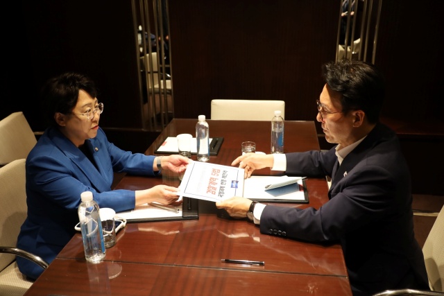 김선민 조국혁신당 대표 권한대행이 김민석 국무총리를 만나 대선 당시 야5당 원탁회의에서 합의했던 교섭단체 정상화와 결선투표제 도입의 조속한 이행을 촉구했다. /조국혁신당