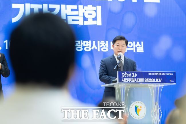 박승원 광명시장이 10일 민선8기 3주년 기자간담회에서 발언하고 있다. /광명시