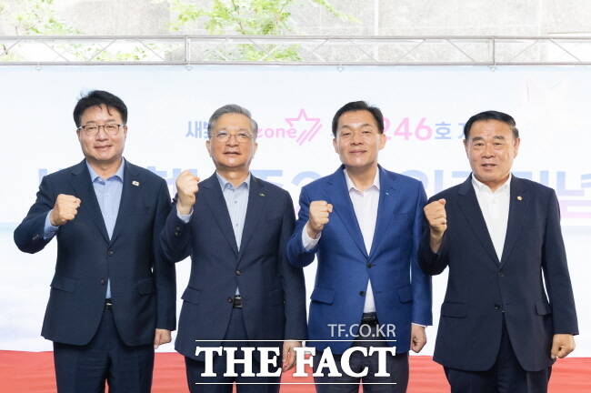 이재준(오른쪽 두 번째) 수원시장이 10일 새빛 청년존 2호 입주 기념식에서 염태영(왼쪽) 국회의원, 이한준 LH 사장 등과 기념촬영을 하고 있다./수원시